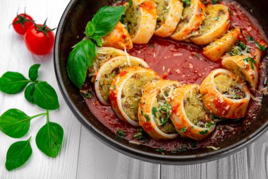 Kalamar dolması. Domates sosunda pilav ve sebzeyle doldurulmuş kalamar, domates ve şarap sosuyla pişirilmiş.