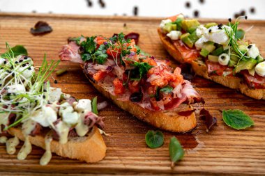 Çeşitli topingler ile çeşitli bruschetta. Iştah açıcı bruschetta. Çeşitli küçük sandviçler. Mix bruschetta