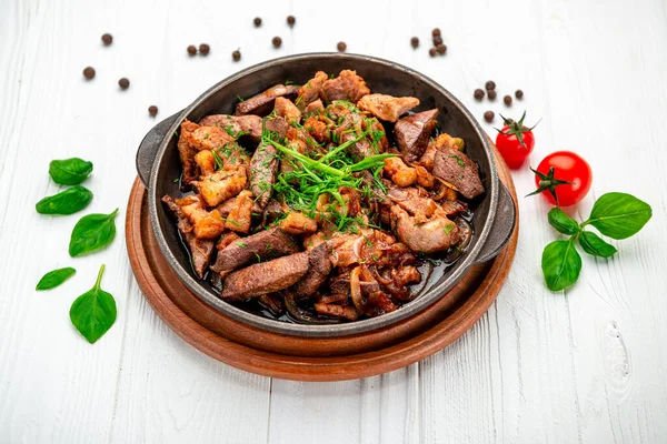 油锅里的肉和蔬菜 在餐馆里提供食物 — 图库照片
