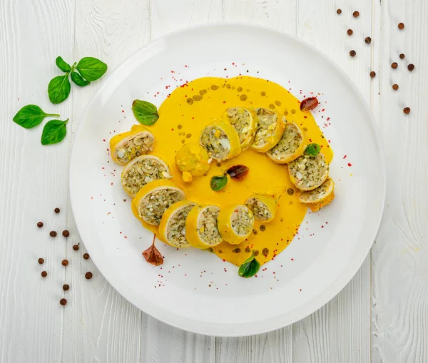 Lulas Recheadas Com Arroz Legumes Com Molho Queijo Servir Comida — Fotografia de Stock