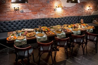 Restoran masası, bir sürü farklı yemek. Lezzetli sağlıklı taze yemek..