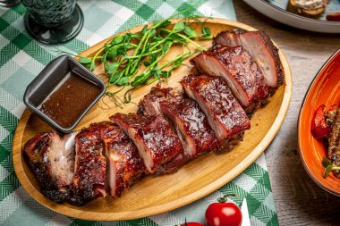 Biberli domuz pirzolası ve acılı sos. Restoranda yemek servisi, menü için fotoğraf.