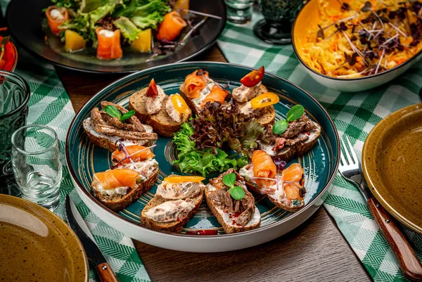 쇠고기 연어를 재료들 사이의 어두운 놓는다 식당에서 요리를 메뉴판 사진을 — 스톡 사진