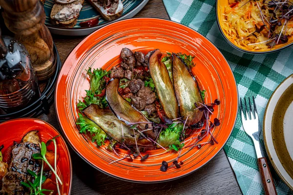 Geparamelliseerde Kippenlever Met Aubergine Chips Serveren Van Een Gerecht Een — Stockfoto