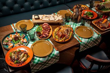 Restoran masası, bir sürü farklı yemek. Lezzetli sağlıklı taze yemek..