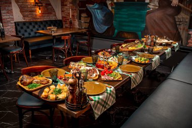 Restoran masası, bir sürü farklı yemek. Lezzetli sağlıklı taze yemek..