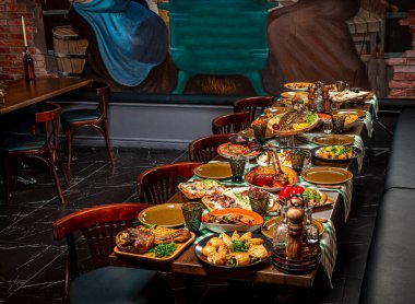 Restoran masası, bir sürü farklı yemek. Lezzetli sağlıklı taze yemek..