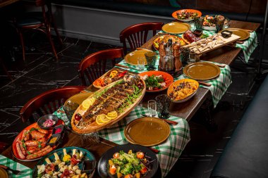 Restoran masası, bir sürü farklı yemek. Lezzetli sağlıklı taze yemek..