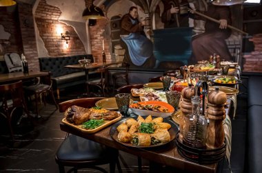 Restoran masası, bir sürü farklı yemek. Lezzetli sağlıklı taze yemek..