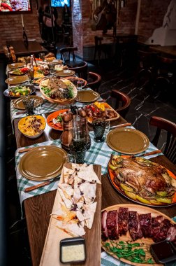 Restoran masası, bir sürü farklı yemek. Lezzetli sağlıklı taze yemek..