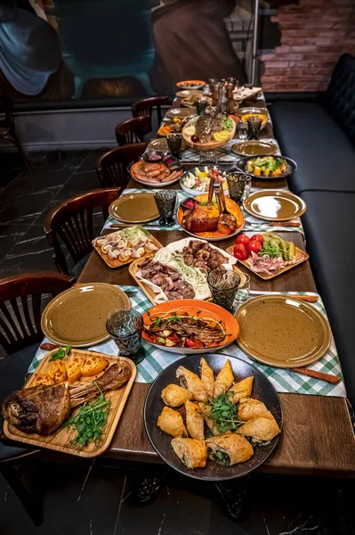 Tavolo Del Ristorante Molti Piatti Diversi Delizioso Cibo Fresco Sano — Foto Stock