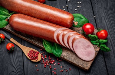 Farklı et türlerinden tütsülenmiş sosis. Menü için fotoğraf. Karanlık arka plan. Füme sosis.