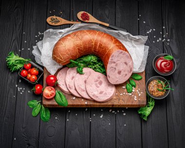 Koyu arkaplanda İtalyan usulü haşlanmış sosis. Farklı et türlerinden. Menü için fotoğraf. Reklamcılık.