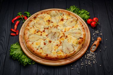 Armutlu pizza ve gorgonzola. Kafede nefis bir pizza.