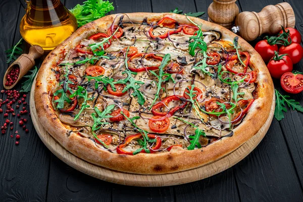 Eten Serveren Een Restaurant Vegetarische Vleesloze Pizza Met Aubergine Paprika — Stockfoto