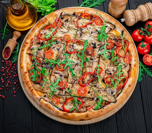 Servir Refeições Num Restaurante Pizza Vegetariana Sem Carne Com Berinjela — Fotografia de Stock