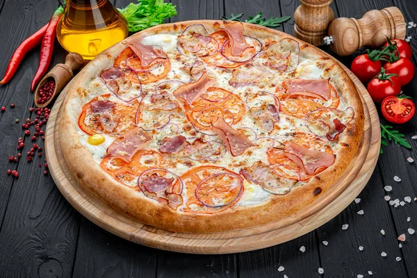 Pizza Met Spek Ham Worst Houten Tafel Bovenaanzicht — Stockfoto