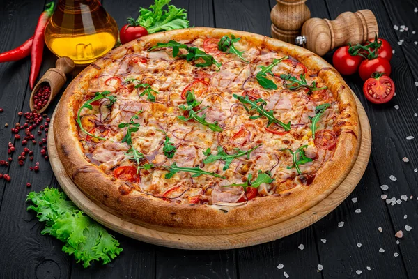 Pizza Met Mozzarella Kaas Salami Kippenvlees Rundvlees Ham Tomatensaus Peper — Stockfoto