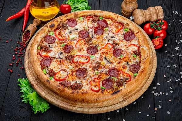 Lekkere Pepperoni Pizza Koken Ingrediënten Tomaten Basilicum Zwarte Beton Achtergrond — Stockfoto