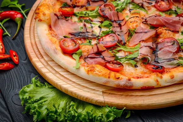 Heerlijke Pizza Met Prosciutto Arugula Italiaanse Snacks Bovenaanzicht — Stockfoto