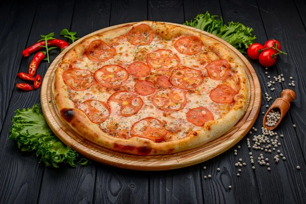 Pizza Margherita Zwarte Achtergrond Zelfgemaakte Pizza Margarita Met Tomaten Basilicum — Stockfoto