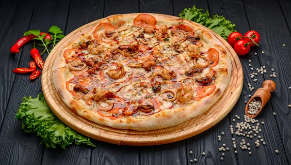 Selectief Focusbeeld Van Klassieke Gastronomische Zeevruchten Pizza Houten Tafel Met — Stockfoto