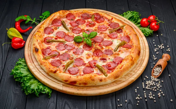 Пицца Сыром Моцарелла Салями Куриное Мясо Говядина Ветчина Томатный Соус — стоковое фото