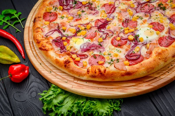 Leckere Pizza Mit Wachteleiern Schinken Wurst Und Gemüse Auf Schwarzem — Stockfoto