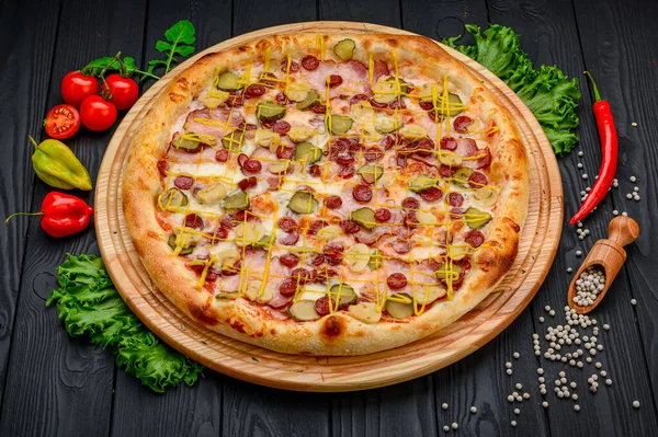 Heerlijke Verse Pizza Met Ham Worst Komkommer Lekkere Pepperoni Pizza — Stockfoto