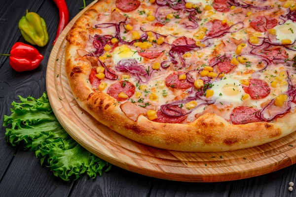 Подача Вкусной Пиццы Перепелиными Яйцами Ветчиной Колбасой Овощами Черном Фоне — стоковое фото