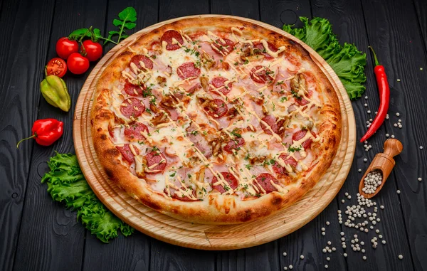 Pizza Pepperoni Saboroso Ingredientes Cozinha Manjericão Tomates Fundo Concreto Preto — Fotografia de Stock
