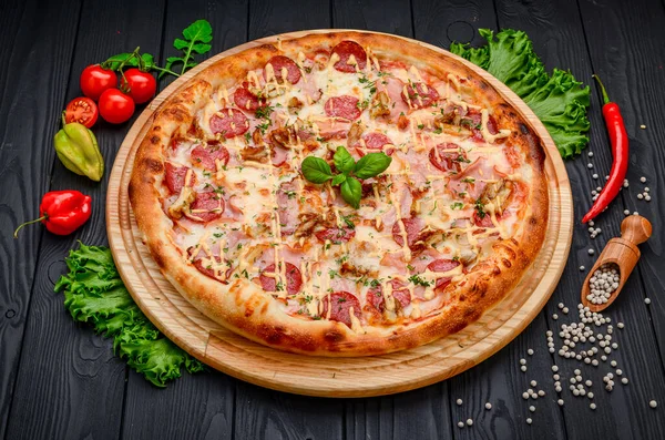 Pizza Pepperoni Saboroso Ingredientes Cozinha Manjericão Tomates Fundo Concreto Preto — Fotografia de Stock