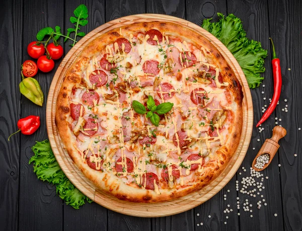 Lekkere Pepperoni Pizza Koken Ingrediënten Tomaten Basilicum Zwarte Beton Achtergrond — Stockfoto