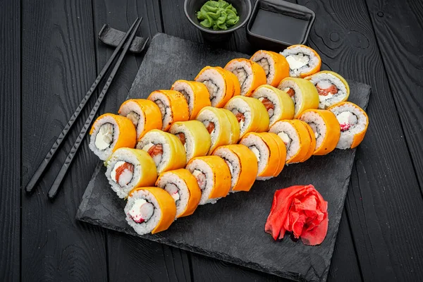 Sushi Inspelning Philadelphia Rulle Kalifornien Unagi Svart Drake Med Färska — Stockfoto