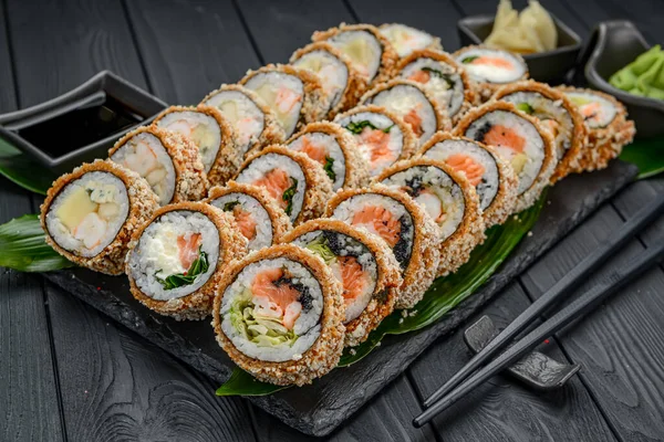 Uppsättning Varma Sushirullar Tempura Sortiment Läckra Tempura Och Bakad Sushi — Stockfoto