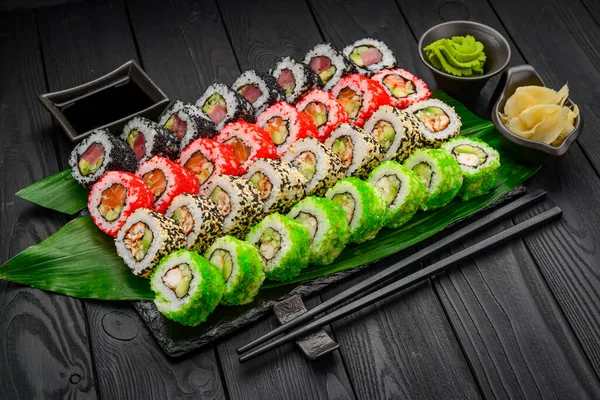 Sushi Inspelning Philadelphia Rulle Kalifornien Unagi Svart Drake Med Färska — Stockfoto