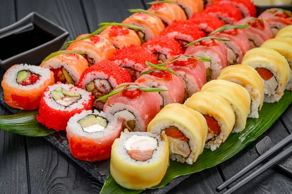 Sushi Rotolare Cibo Giapponese Nel Ristorante California Sushi Roll Set — Foto Stock