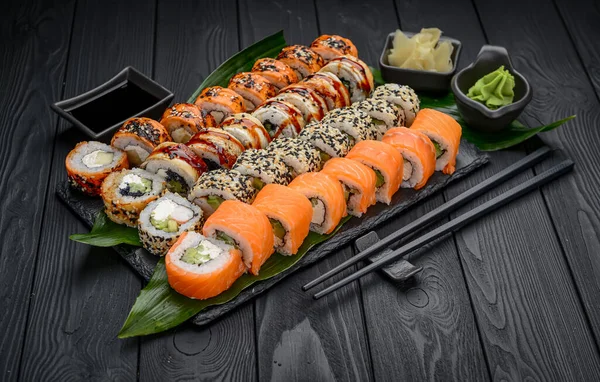 Sushi Roll Japońskie Jedzenie Restauracji California Sushi Roll Zestaw Łososia — Zdjęcie stockowe