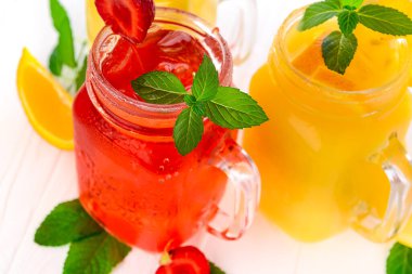 Çok renkli yaz içkileri. Mojito, limonata, çilek, çilekli limonata veya buzlu kokteyl.