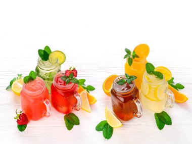 Çok renkli yaz içkileri. Mojito, limonata, çilek, çilekli limonata veya buzlu kokteyl.