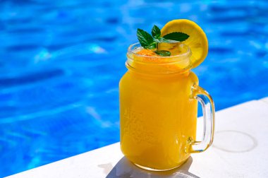 Arka planda soğuk limonata.