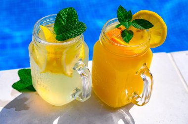 Arka planda soğuk limonata.