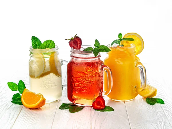 Sada Pestrobarevných Letních Drinků Mojito Limonáda Bobule Jahodová Limonáda Nebo — Stock fotografie