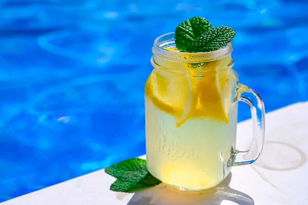 Kaltgetränk Limonade Auf Dem Hintergrund Des Pools — Stockfoto