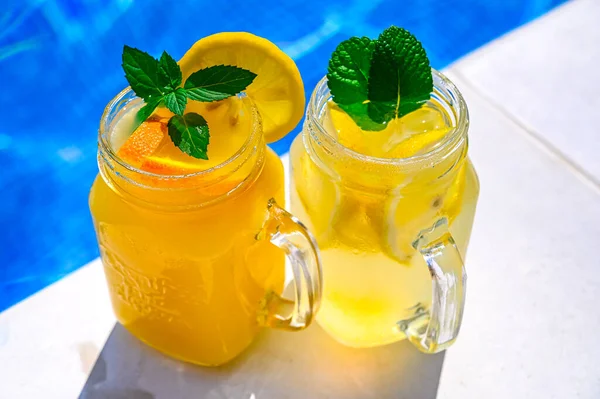 Arka planda soğuk limonata.