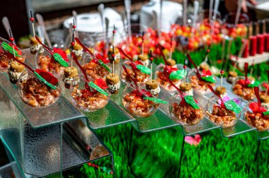 Mason kavanozunda soğuk çilekli limonata. Beyaz arka planda izole edilmiş.