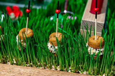 Mason kavanozunda soğuk çilekli limonata. Beyaz arka planda izole edilmiş.