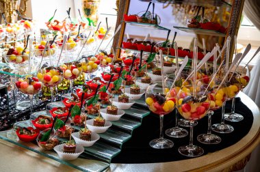 Çeşitli abur cuburlar, farklı tabakları olan açık büfe masaları. Partide bir restoranda yemek servisi yapmak.