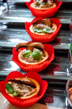 Çeşitli abur cuburlar, farklı tabakları olan açık büfe masaları. Partide bir restoranda yemek servisi yapmak.