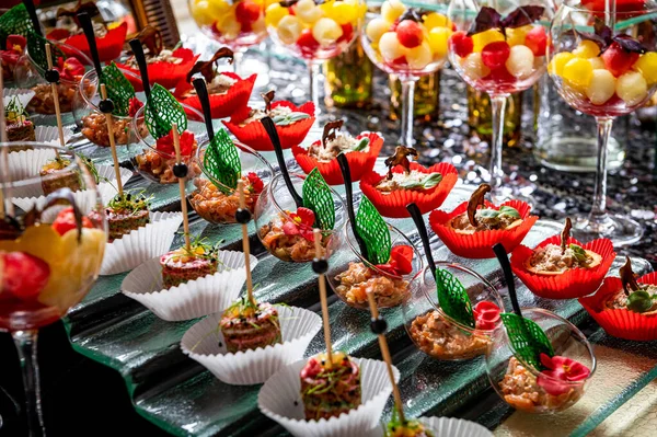 Vários Lanches Mesa Buffet Com Pratos Diferentes Servindo Comida Restaurante — Fotografia de Stock